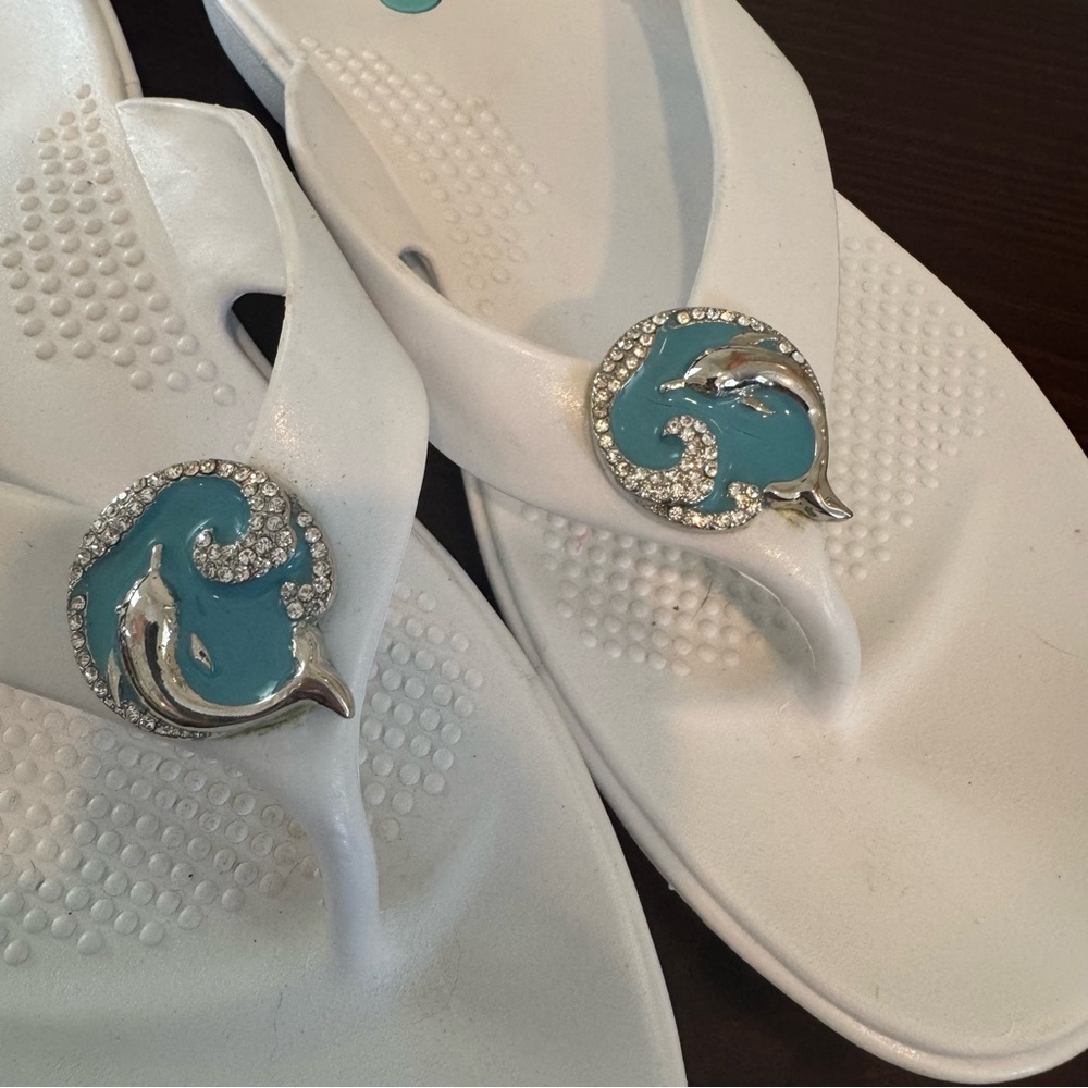 Oka B White Dolphins flip flops size Large (10-11) - Picture 3 of 10